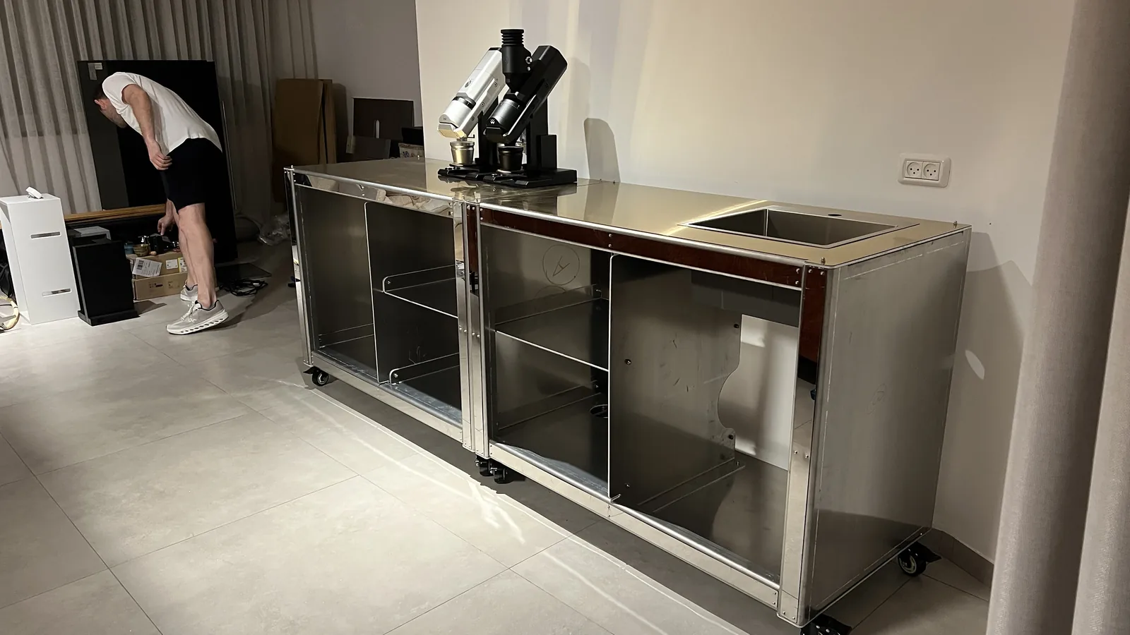 The unclad Cube Coffee frame viewed from its end, bays empty.