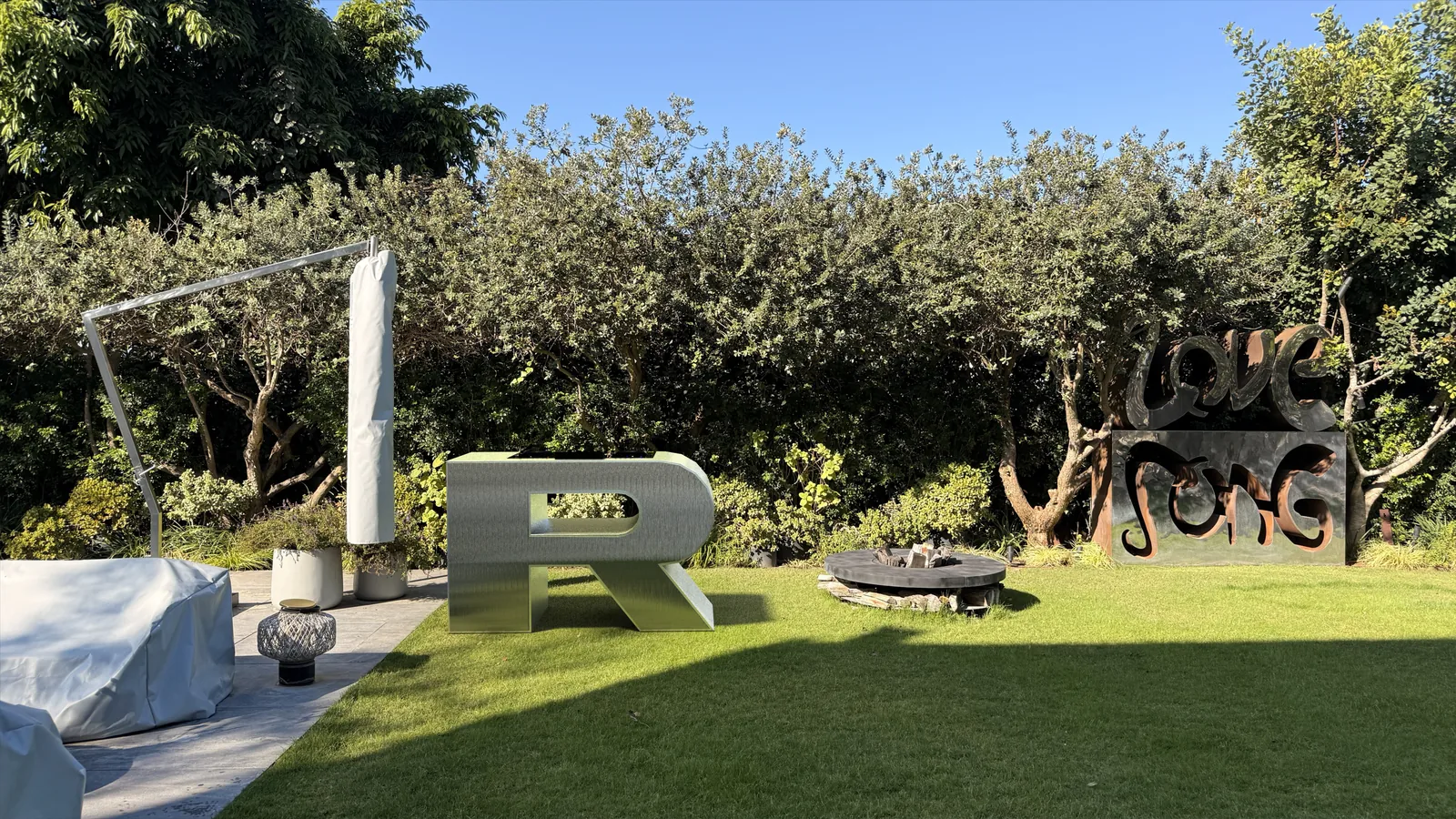 RDJ — photographed view.