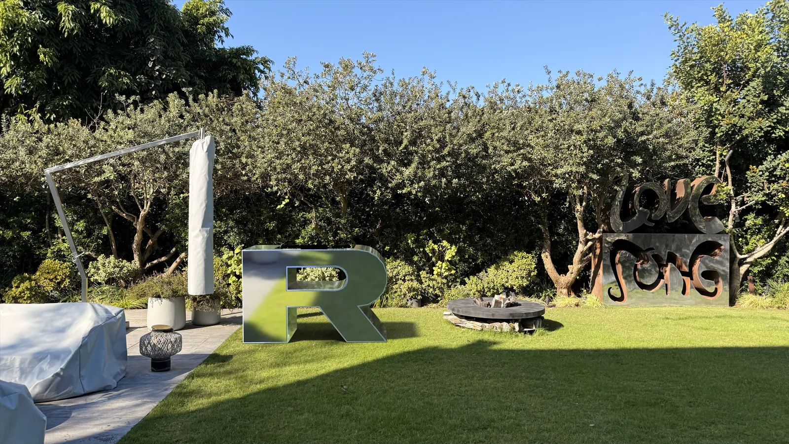 RDJ — photographed view.