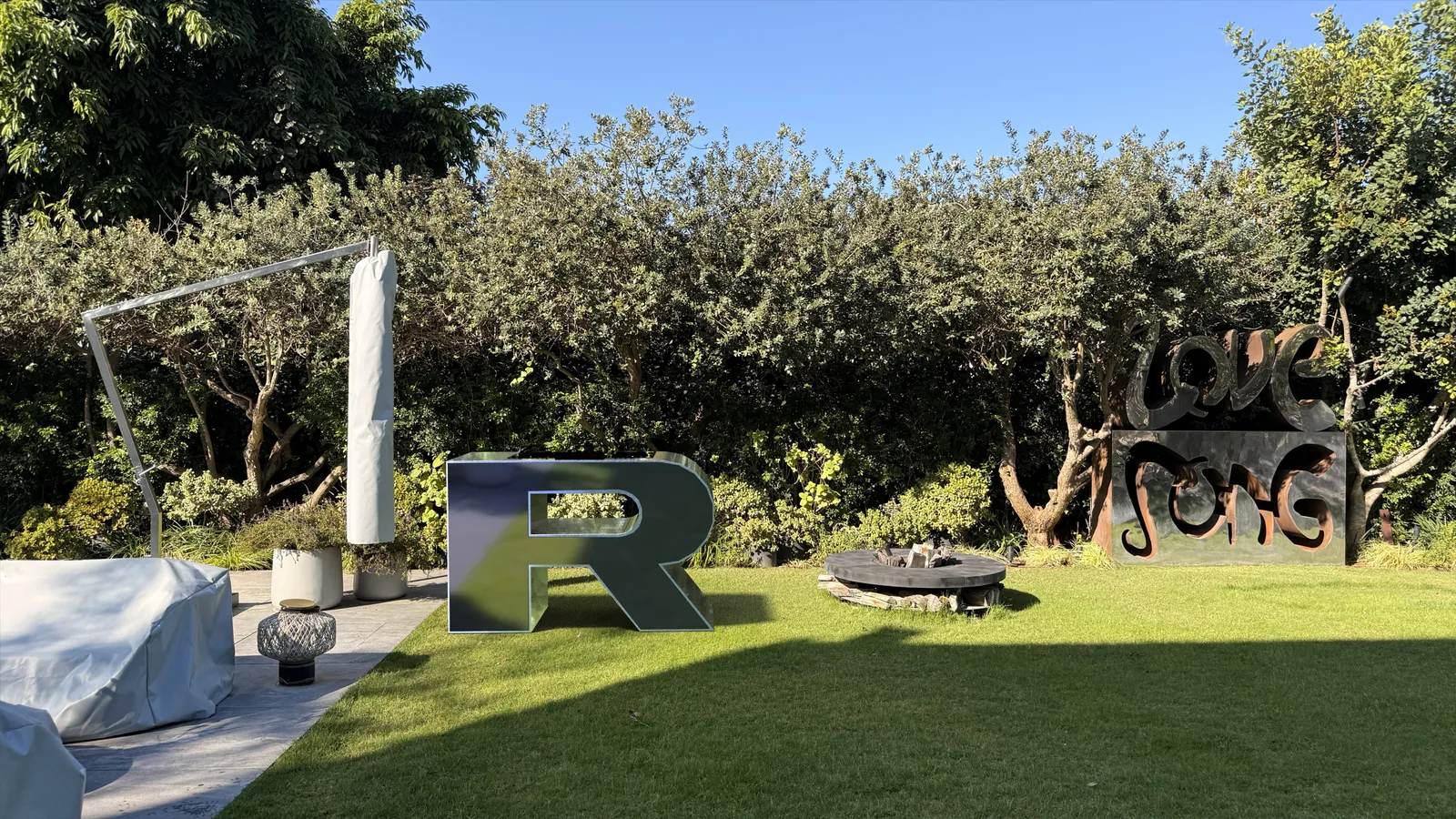 RDJ — photographed view.