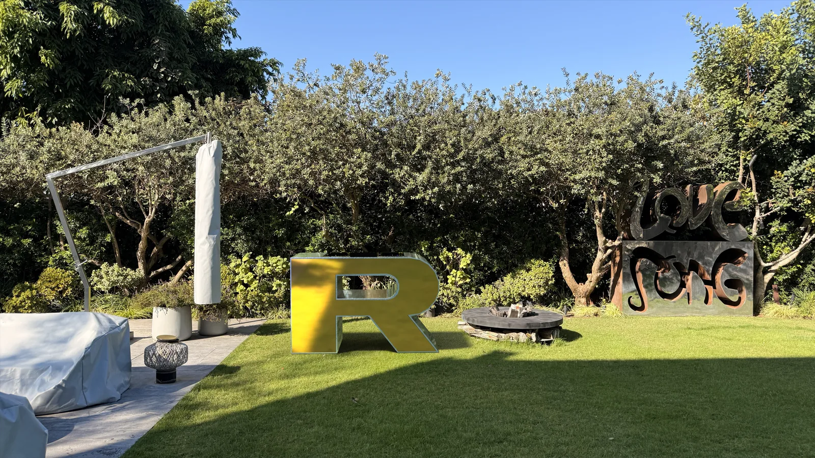 RDJ — photographed view.