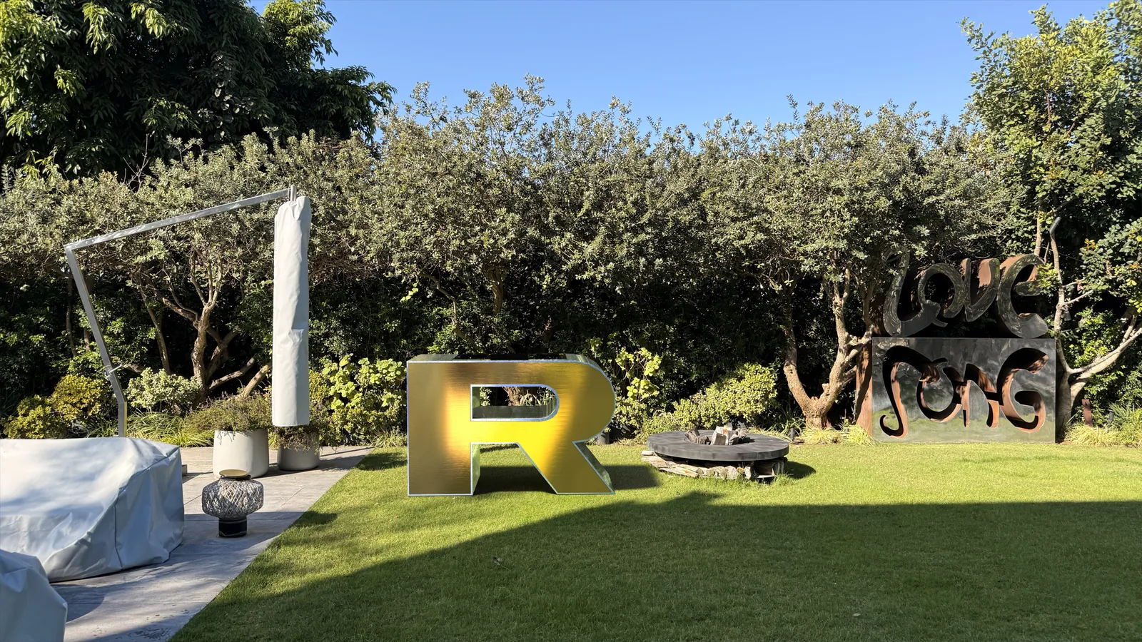 RDJ — photographed view.