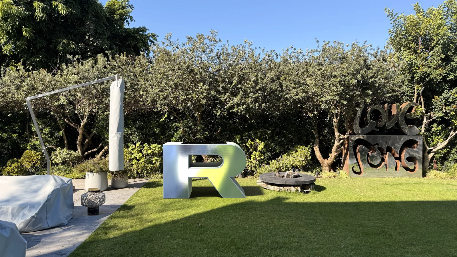 RDJ — photographed view.